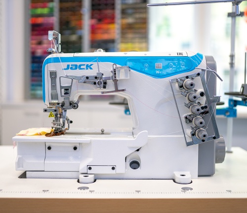 Промышленная плоскошовная (распошивальная) швейная машина Jack W4-D-01GB 